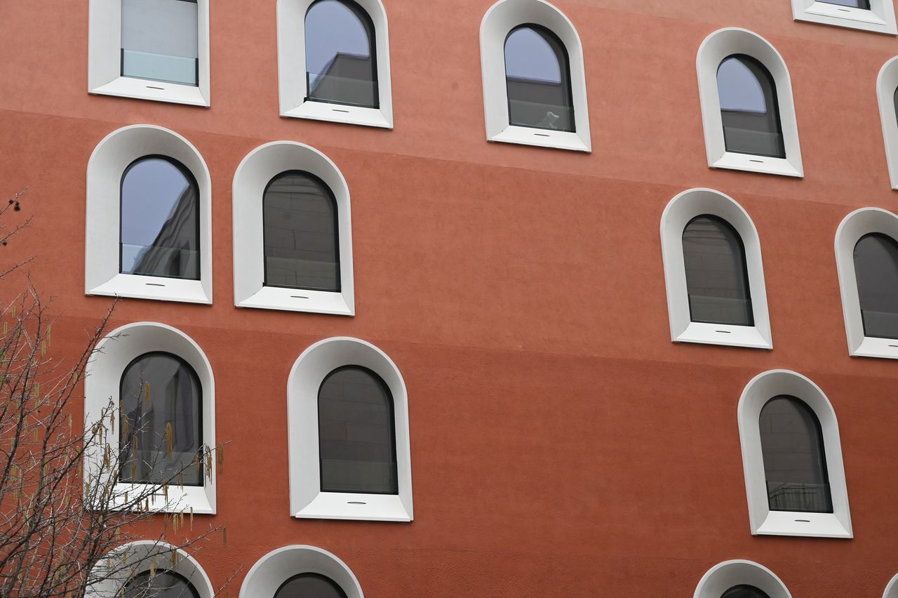 Rundbogenfenster des Hotel Briosa nach der Wärmedämmung