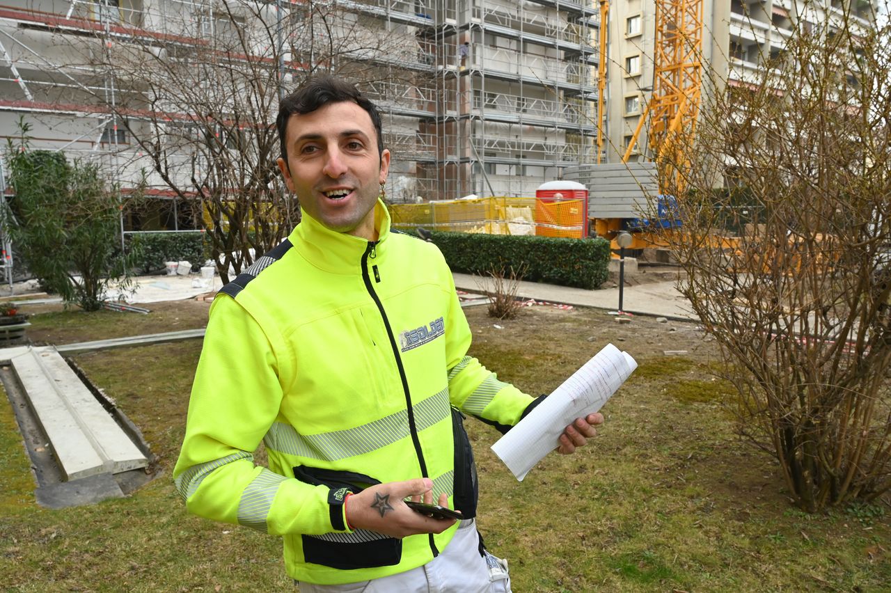 ISOLDEN engineer on site with project drawings