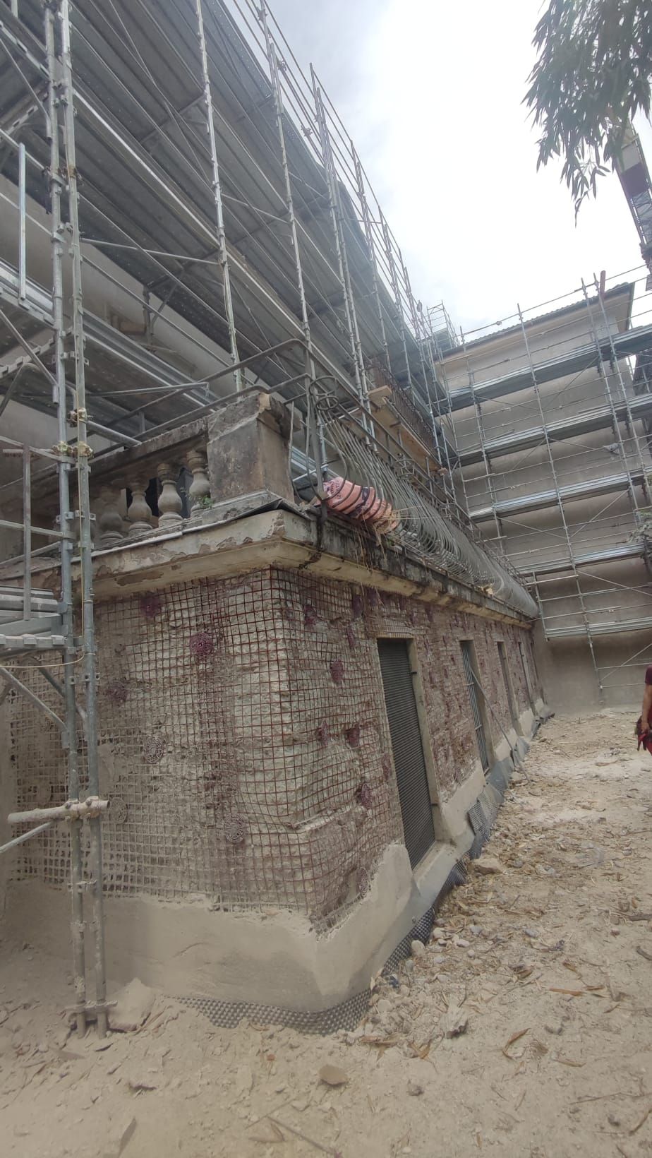 Gerüst auf einer Baustelle zur Erdbebenverstärkung