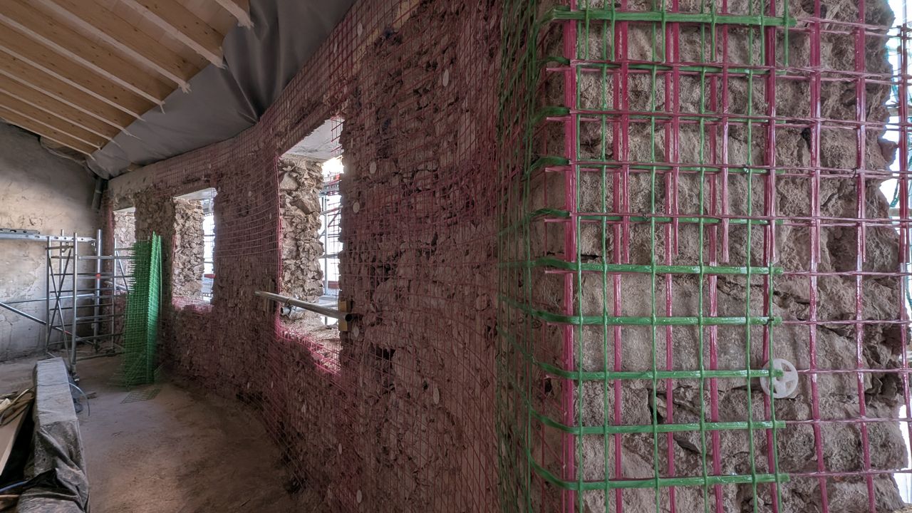 Seismic strengthening with fibre meshes on the internal walls of Palazzo Bellante